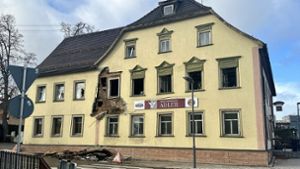 Der „Adler“ am Tag nach dem verheerenden Brand. Ob das Gebäude noch zu retten ist, ist ungeklärt. Die Polizei ermittelt derzeit die Ursache des Feuers. Foto:  
