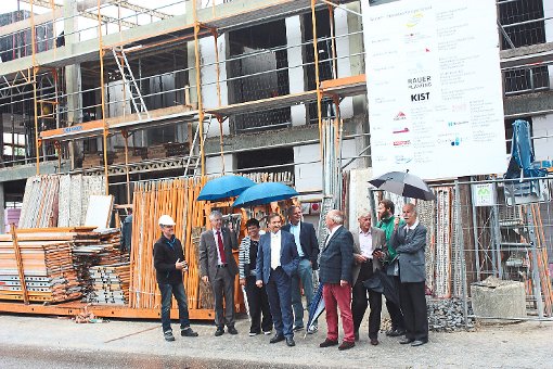 Bürgermeister Wöhrle und die Gesellschafter  von Gesundes Kinzigtal machten sich ein Bild von der Baustelle. Foto: Agüera Oliver Foto: Schwarzwälder-Bote