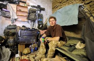 Einsätze in Afghanistan - wie hier im Jahr 2008 - wird es für Prinz Harry nicht mehr geben, der 29-Jährige bekommt einen sicheren Bürojob beim Militär in London. Foto: dpa