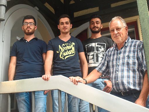 Günter Stricker (rechts) vom Arbeitskreis Asyl hilft den drei syrischen Brüdern bei der Wohnungssuche Foto: Hölle Foto: Schwarzwälder-Bote