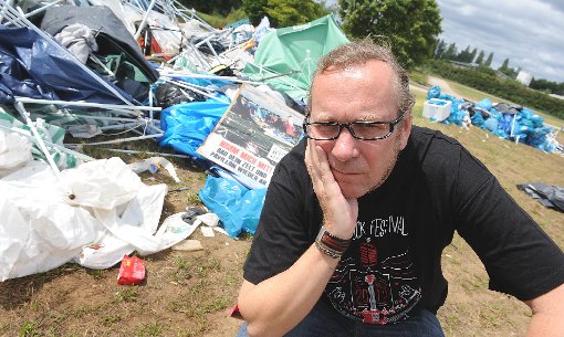 Frustriert von den Müllmassen: Unser Reporter Jürgen Lück sammelte mit – zum Glück nur 15 Minuten. Foto: Hopp
