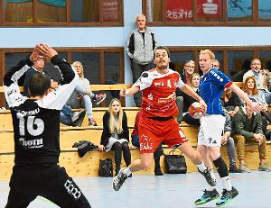 Die Ballfertigkeit von Johannes Betzler (rotes Trikot) von der HSG Ortenau Süd ist im Heimspiel wieder gefragt.  Foto: Wendling