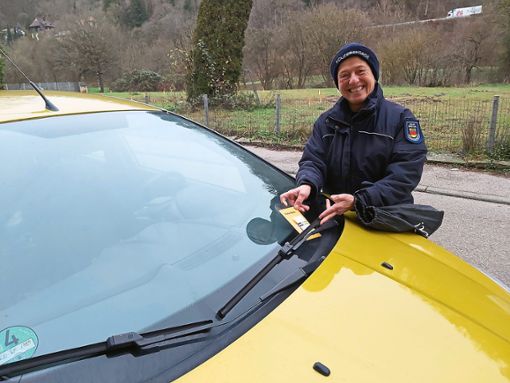 Helga Klingele vom Ordnungsamt verteilt Dankeschön-Karten an Autofahrer, die an heiklen Stellen richtig parken. Foto: Fuchs