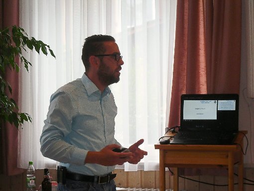 Matthias Rentschler bei seinem Vortrag. Foto: Strobel Foto: Schwarzwälder-Bote