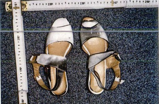 Diese Sandalen gehörten der Toten und wurden – neben anderen Kleidungsstücken – im Jahr 1997 festgestellt. Foto: Polizei