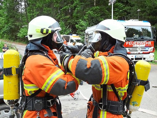 Der Bereitschaft der Neubulacher Feuerwehrleute, sich aus- und fortzubilden, honoriert der Gemeinderat mit höheren Entschädigungen für absolvierte Lehrgänge. Foto: Stocker