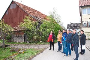 Das alte Bauernhaus am Schlattäckerweg, das abgebrochen wird, sah sich der Ortschaftsrat Weildorf an. Foto: Kost Foto: Schwarzwälder-Bote