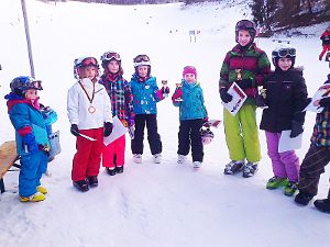 Stolz sind die Renn-Asse  des Ski-Clubs Truchtelfingen auf ihren Erfolg. Foto: Briel Foto: Schwarzwälder-Bote