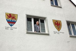 Das Haus des Löffinger Heimatforschers Rudolf Gwinner hat nun zwei neue Wappen bekommen: das der Grafen von Urach und der Herzöge von Zähringen.   Foto: Silvia Bächle Foto: Schwarzwälder-Bote