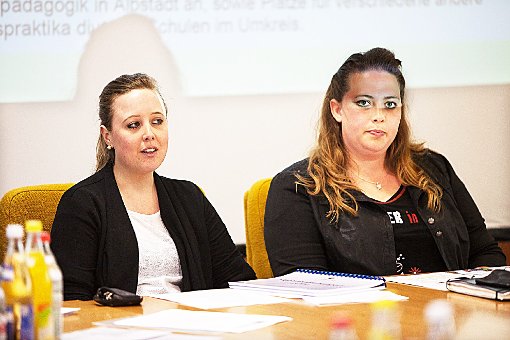 Madlen Eisele und Stefanie Holike (von links) haben über die offene Jugendarbeit in Obernheim berichtet. Foto: Deregowski Foto: Schwarzwälder-Bote