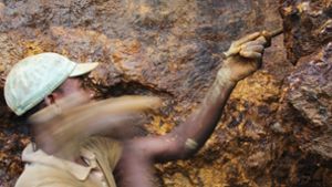 Ein Mann arbeitet in der Mine Zola Zola bei Nzibira in der ostkongolesischen Provinz Süd-Kivu. Heute stimmt das EU-Parlament in Straßburg darüber ab. Foto: Jürgen Bätz/dpa