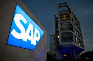 Das Software-Unternehmen SAP wird von der kommenden Saison an neuer Haupt- und Trikotsponsor von 1899 Hoffenheim. Der Vertrag ist zunächst auf drei Jahre befristet, SAP wird dem Verein rund 4,5 Millionen Euro pro Saison zahlen. Foto: dpa