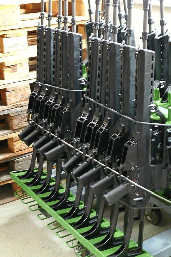 Derzeit werden in Oberndorf – neben Pistolen, Präzisionsgewehren, Maschinengewehren, anderen Waffen und Zubehör – auch Ersatzteile für das G36 hergestellt.  Foto: Gern