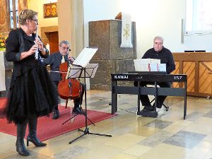 Das Trio Cantabile aus Gronau mit Christiane Lankers-Kreisel (Querflöte) und Andreas Kreisel (Cello) sowie Friedwald Hruby (Orgel, Klavier und E-Piano) während des Konzerts in der Medarduskirche. Foto: Meinert Foto: Schwarzwälder-Bote