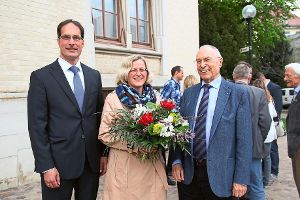 Clemens Maier (links) bleibt für weitere acht Jahre Bürgermeister der Musikstadt - seine Ehefrau und Wahlleiter Hans Trümper freuen sich mit ihm über die Wiederwahl. Foto: sb