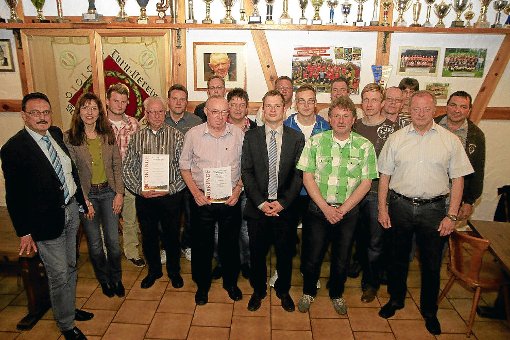 Der Vorstand des TSV Schwarzenberg mit den Geehrten. Foto: Kraushaar Foto: Schwarzwälder-Bote