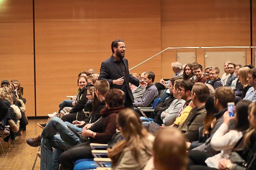 Christian Lindemann begeistert bei der Vortragsreihe Wissen tanken mit seinen Tipps zur Schlagfertigkeit.  Foto: Eich