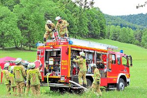 Eifrig bei der Sache: Die Feuerwehrkameraden aus Tieringen während der Großübung am Lochenstein.   Foto: Breisinger
