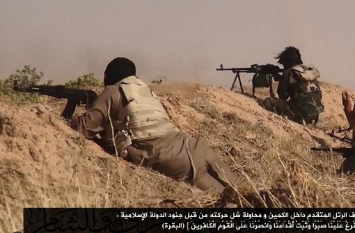 In Syrien übernahmen Isis-Milizen laut den syrischen Menschenrechtsbeobachtern in der Nähe des Ortes Dair as-Saur auch das wichtige Ölfeld Al-Omar kampflos von der dschihadistischen Al-Nusra-Front. Foto: ALBARAKA NEWS/dpa