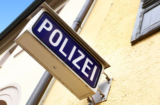 Ein Räuber hat in Pleidelsheim einen Mann vor einer Bank attackiert (Symbolbild). Foto: Roman Sigaev/Shutterstock