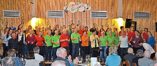 Colours of Pop aus Obereschach und die Tannheim Singers präsentierten ein fröhliches Herbstkonzert.  Fotos: Zimmermann Foto: Schwarzwälder-Bote