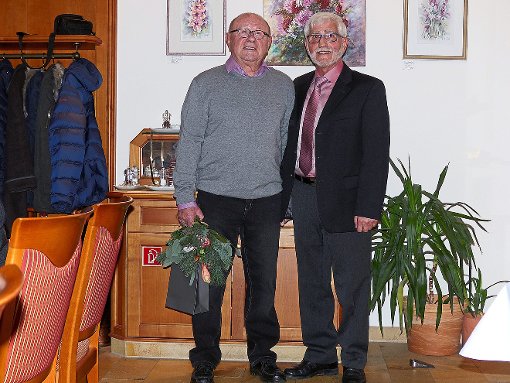 Mit Werner Hitzinger (links) verabschiedete Norbert Ziegler nach 37 Jahren den ersten fest angestellten Fahrlehrer aus seinem Mitarbeiterstab. Foto: Ziegler Foto: Schwarzwälder-Bote