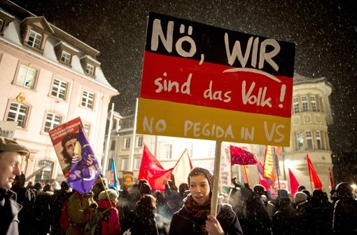 Während Pegida-Gegner in Villingen-Schwenningen zu hunderten den Münsterplatz und die Fußgängerzone füllen, ...  Foto: dpa