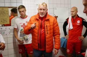 Trainer Markus „Toni“ Sailer bei einer Kabinenansprache mit seinen Spielern vom TSV Lippoldsweiler Foto: Pressefoto Baumann/Hansjürgen Britsch