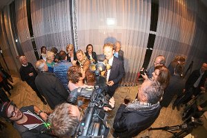 Im Kameralicht: Jan Zeitler wird nach seinem Wahlsieg umringt. Foto: Lück