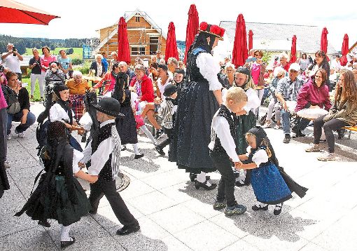 Viel Spaß haben die Senioren bei den Tänzen der Kinder des Trachtenmusikvereins Langenschiltach. Foto: Hübner Foto: Schwarzwälder-Bote