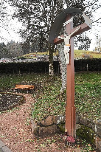 Das Friedhofkreuz soll renoviert werden, die Grabstellen für die Gefallenen  in einer Gedenkstätte zusammen gelegt werden.  Foto: Ziechaus Foto: Schwarzwälder-Bote