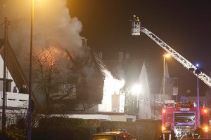 Lösten Chemikalien die Verpuffung aus? Bei einem Wohnhausbrand in Esslingen sind in der Nacht zum Dienstag zwei Männer schwer verletzt worden. Foto: www.7aktuell.de | Simon Adomat