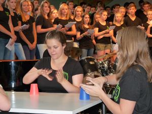 Plastikbecher gaben den Rhythmus des Cup-Songs beim Sommerkonzert  vor.  Foto: Selter-Gehring Foto: Schwarzwälder-Bote