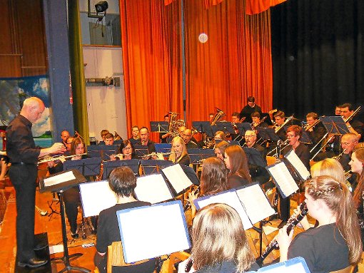 Der Musikverein Harmonie  Schapbach unter der Leitung von Georg Schnurr präsentierte sich beim Jahreskonzert  in der Festhalle von seiner besten Seite.    Fotos: Weis Foto: Schwarzwälder-Bote