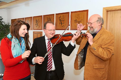 Bürgermeister Andreas Hölzlberger probiert sich im Geigespielen.  Die Gründung der Landstreicher bezeichnet er als Glücksfall und sinnvolle Bereicherung. Foto: Fritsch Foto: Schwarzwälder-Bote