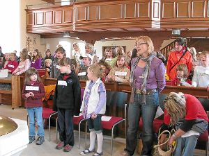 In der Tieringer Kirche bereiten sich Kinder und Erwachsene auf die Musical-Aufführung am Samstag vor. Foto: Kerst Foto: Schwarzwälder-Bote