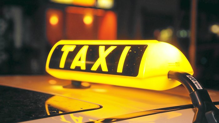 Pärchen schlägt auf Taxifahrer ein