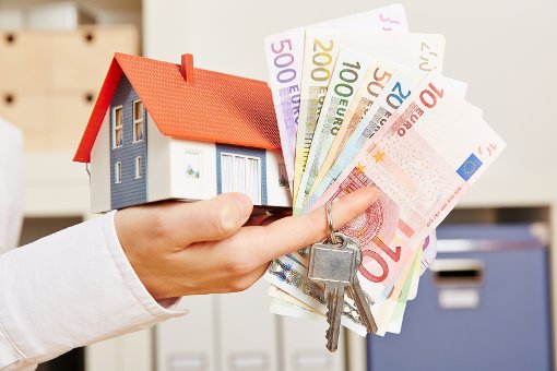 Mit Immobilien  das große Geld machen: Dafür hat ein Makler seine Kunden über den Tisch gezogen. Foto: ©  Robert Kneschke / Fotolia.com