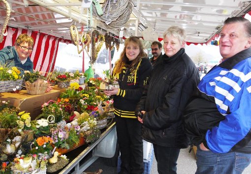 Ganz viele Besucher des Frühlingsfestes in der Sigmaringer Straße freuen sich über das bunte Warenangebot. Foto: Eyrich
