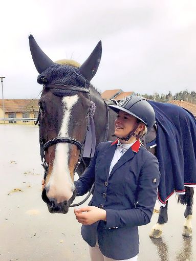 Maximiliane Scheidel freut sich mit ihrem Pferd über das hervorragende Abschneiden bei den jüngsten Turnieren. Foto: Frei Foto: Schwarzwälder-Bote