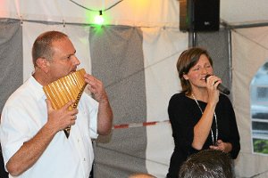 Der Panflöten-Virtuose Oscar Javelot und seine Frau Bettina traten beim Sommerfest auf.  Foto: Weis Foto: Schwarzwälder-Bote