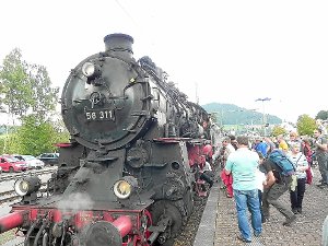 Viel bestaunt wurde der historische Dampfzug beim Eintreffen am Baiersbronner Bahnhof.  Foto: Blaich