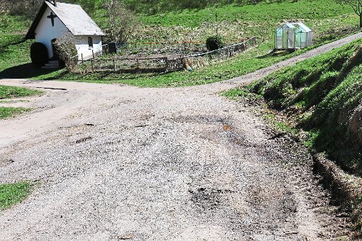 Die Hofzufahrt zum Kreuzbauernhof ist teilweise nicht mehr vorhanden – sie wird jetzt erneuert. Foto: Kommert Foto: Schwarzwälder-Bote