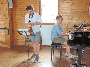 Julian Drach mit seinem Saxofon und Thomas Duttenhöfner am Piano sorgen mit Jazzstandards für stimmungsvolle Unterhaltung beim Mittagessen. Fotos: Paskal Foto: Schwarzwälder-Bote