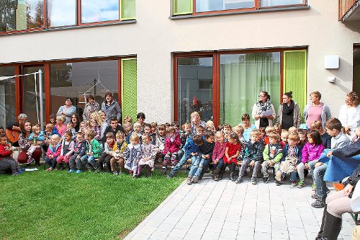 Die Kinder konnten bei der Einweihung des Kindergartens  kaum abwarten, bis das Offizielle endlich erledigt ist. Foto: Scharnowski Foto: Schwarzwälder-Bote