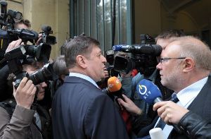 Der Medienansturm ist groß: Jörg Tauss auf dem Weg in den Gerichtssaal. Foto: dpa