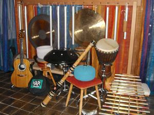 Mit diesen Instrumenten wird im Mittendrin eine Neuauflage der Weltmusik gespielt. Foto: Grund Foto: Schwarzwälder-Bote