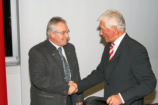 Norbert Laske gratuliert Bezirkssieger Helmut Zeeb (links), der in den Club 100 des DFB aufgenommen wurde. Foto: Schwarzwälder-Bote