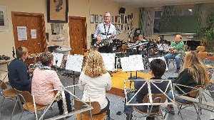 Der Big-Band-Musiker der Bundeswehr, Christoph Müller, kehrte zu seinen Ursprüngen zurück und besuchte die Stadtmusik Schwenningen. Foto: Stadtmusik Foto: Schwarzwälder-Bote