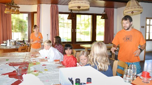 Simone Tischler und Andreas Keller (beide tragen orangene T-Shirts) führten das Kinderferienprogramm der Kolpingfamlie durch. Foto: Reinhardt Foto: Schwarzwälder-Bote